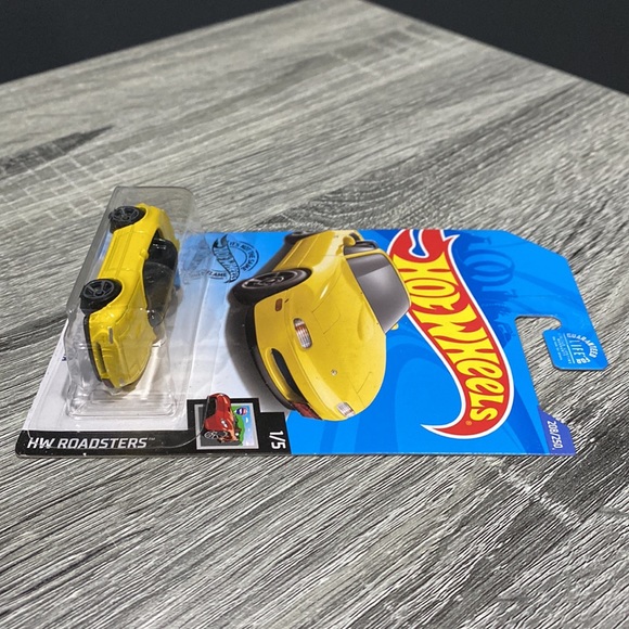 Hot Wheels | Roadsters #1/5: ‘91 Mazda MX-5 Miata - 1:64 Scale Diecast - Picture 4 of 10